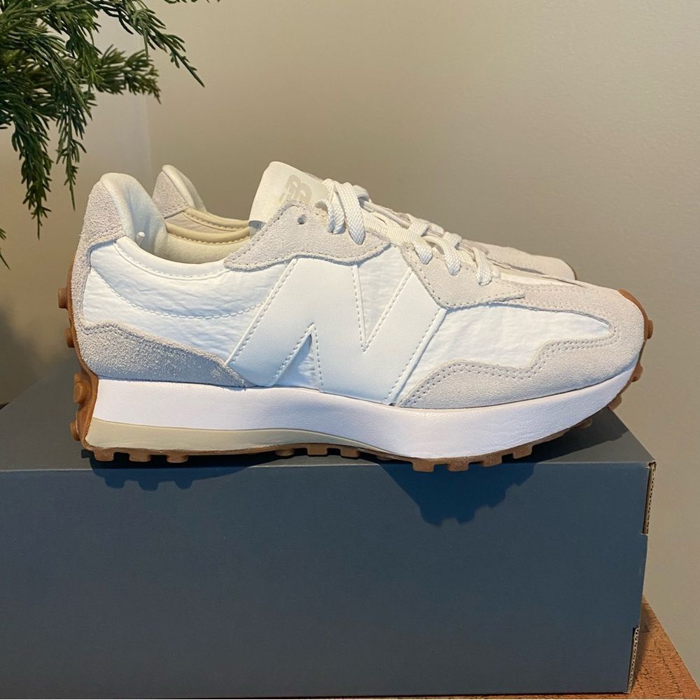 NIB New Balance 327 ‘White Gum’ - Picture 2 of 8